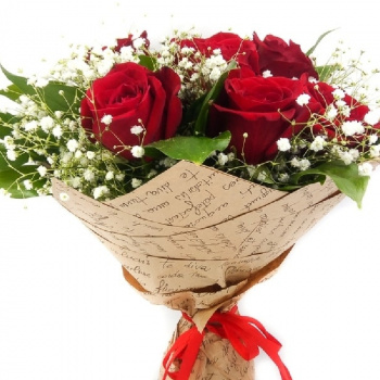 Букет из 7 красных роз с гипсофилой